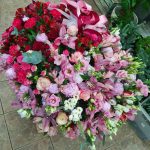 Огромная корзина свежих цветов