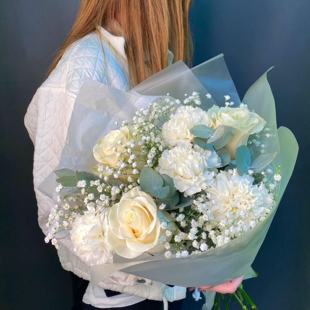 Букет белых роз, диантуса и гипсофилы «Portobellos»