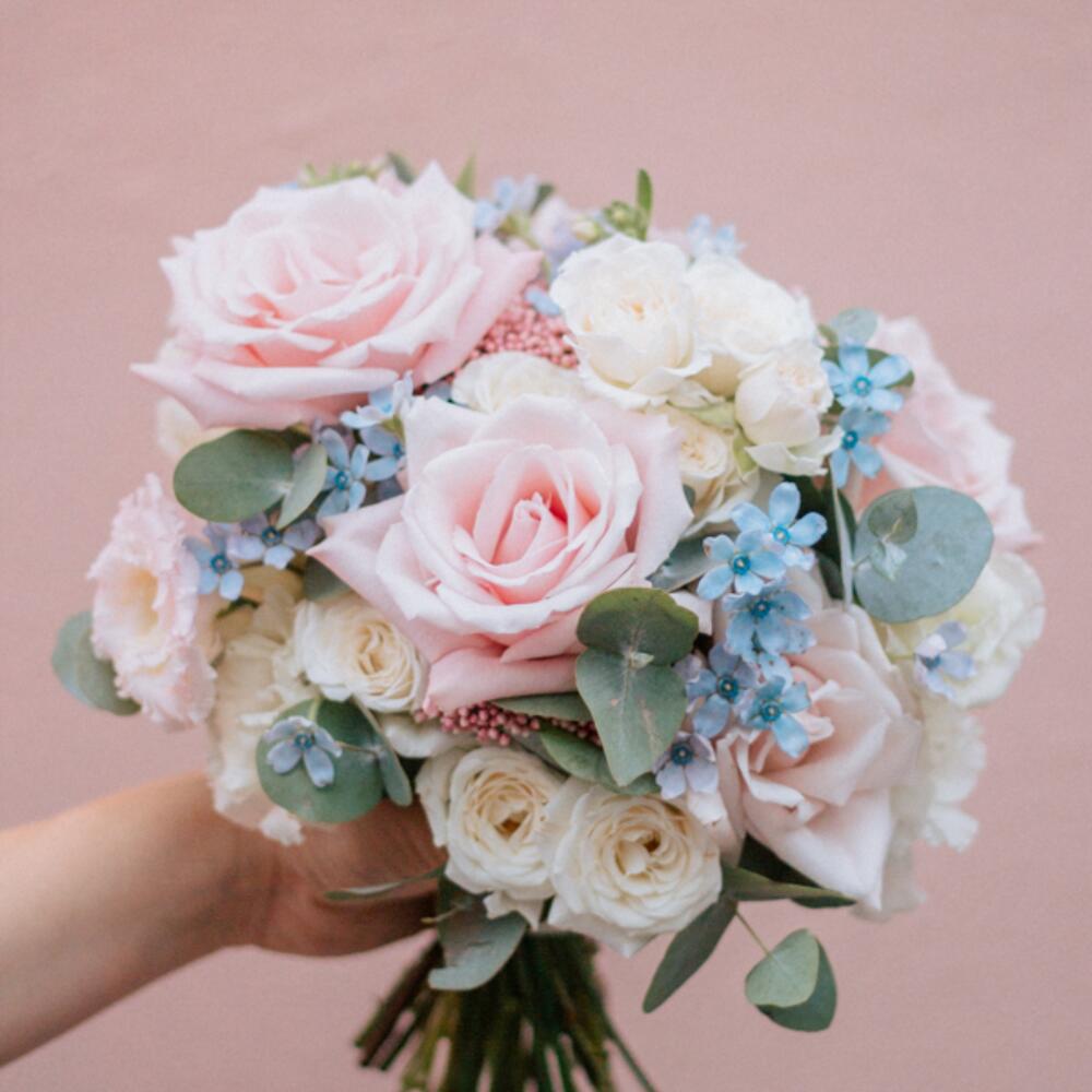 Букет невесты в розово-голубой гамме