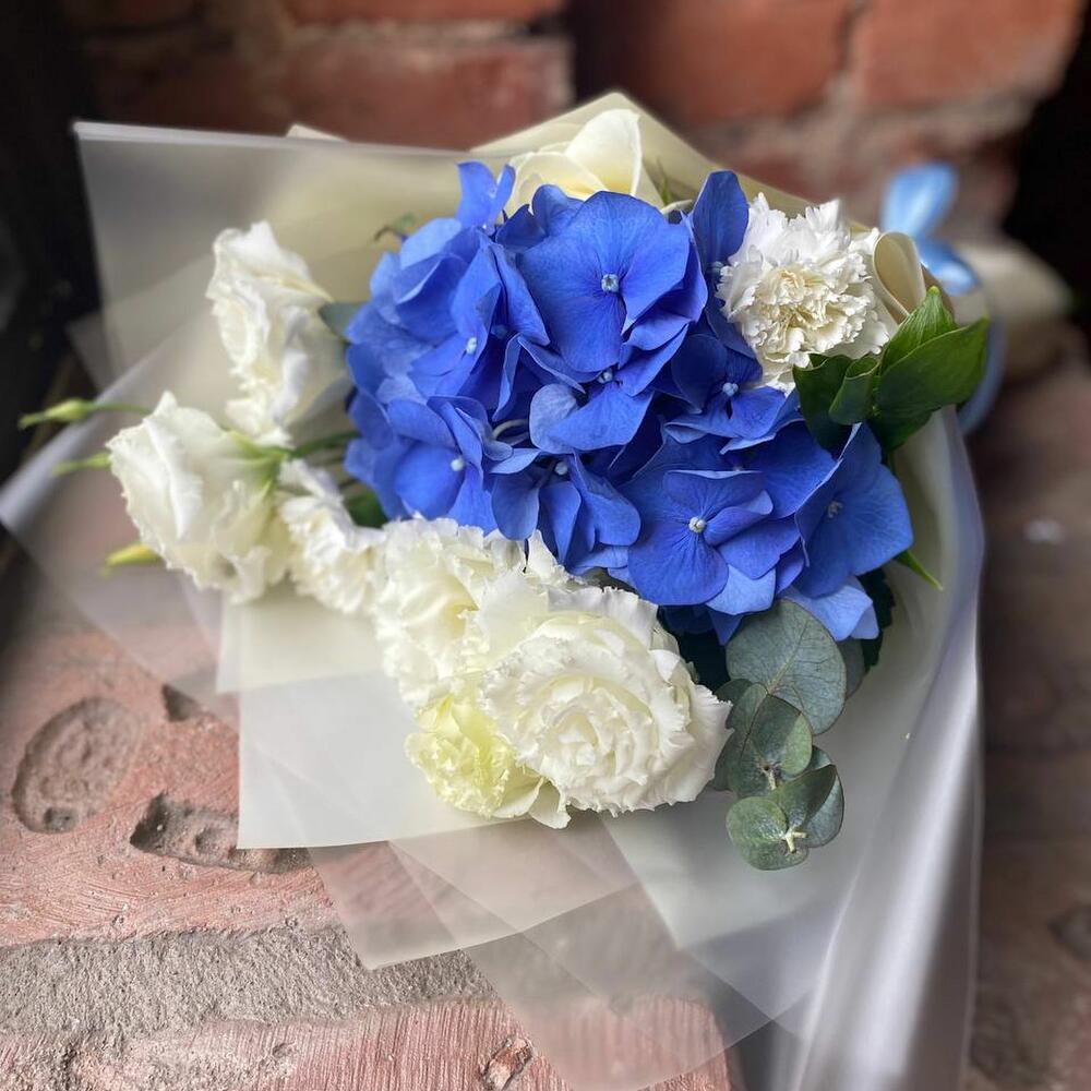 Букет из гортензии, гвоздики, розы и эустомы в стильной упаковке 