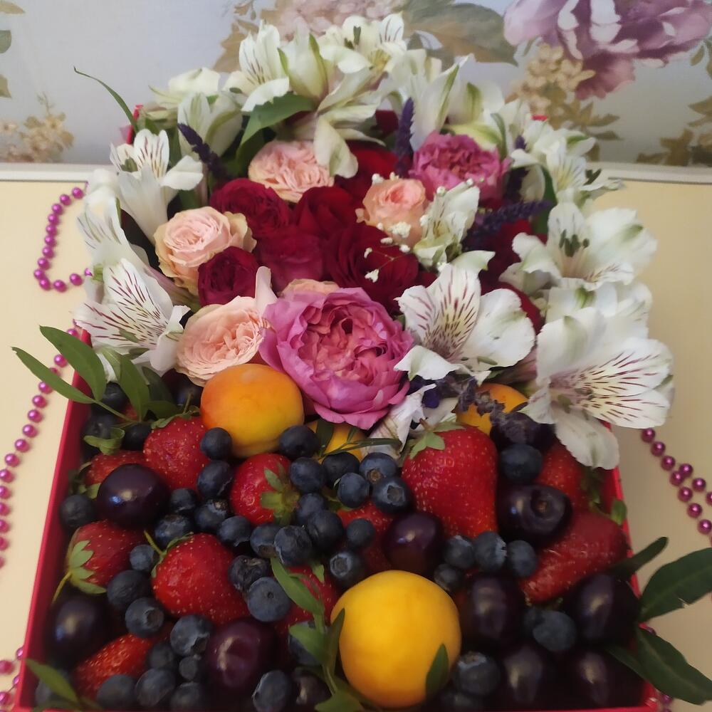 Вкусный набор из фруктов и цветов 
