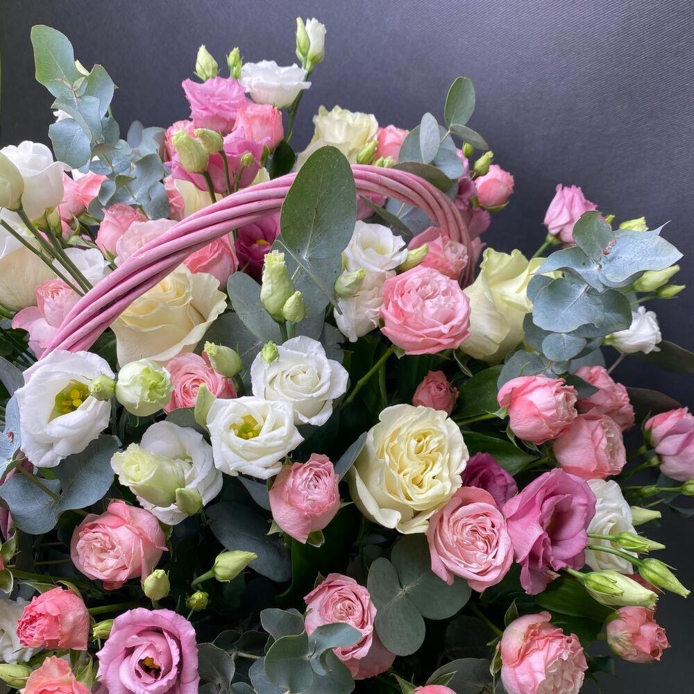 Корзина из пион.роз и лизиантуса 