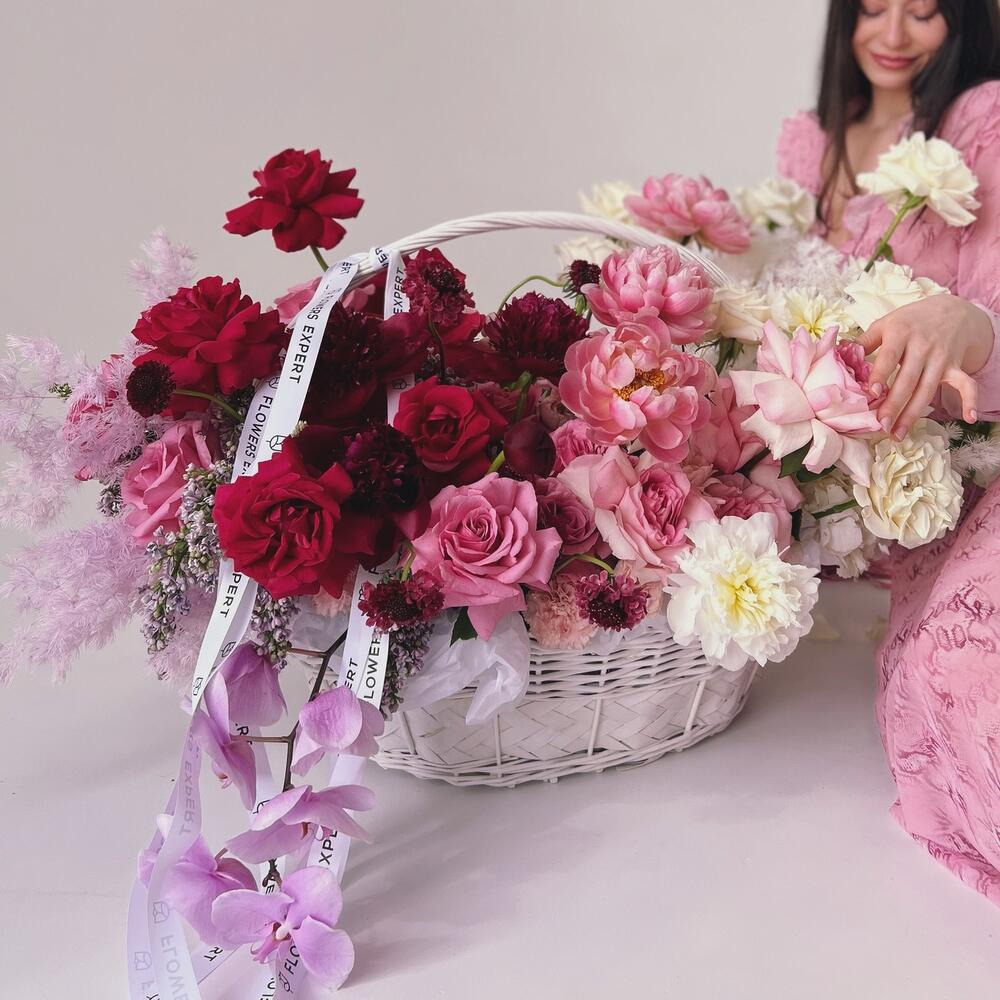 Огромная корзина с пионами и орхидеей 