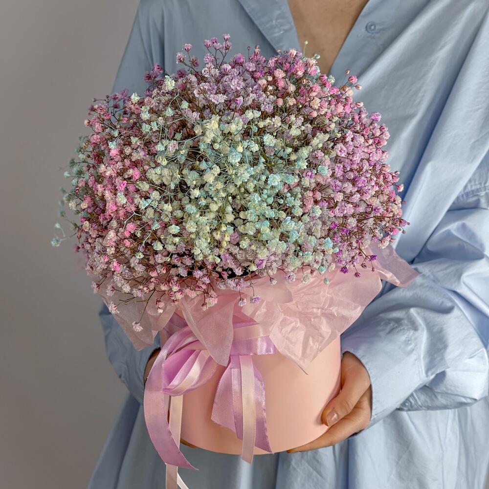 Композиция с радужной гипсофилой 