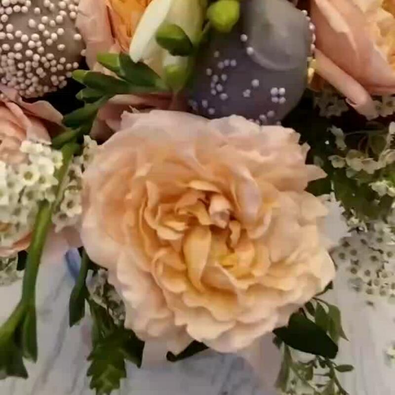 Вкусный букет из клубники в шоколаде с розами 