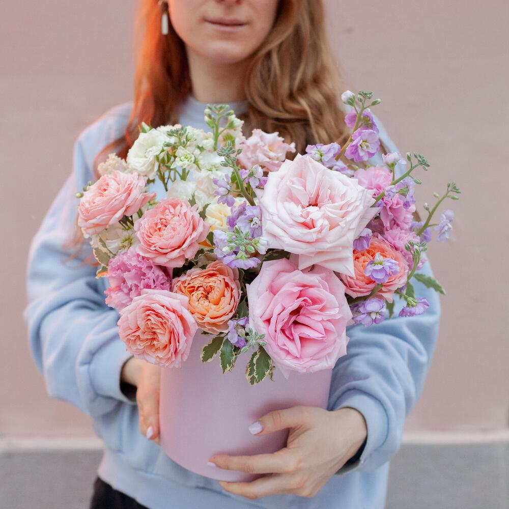 Шляпная коробка с садовыми розами Пинк Охара и маттиолой Шляпная коробка с садовыми розами Пинк Охара и маттиолой