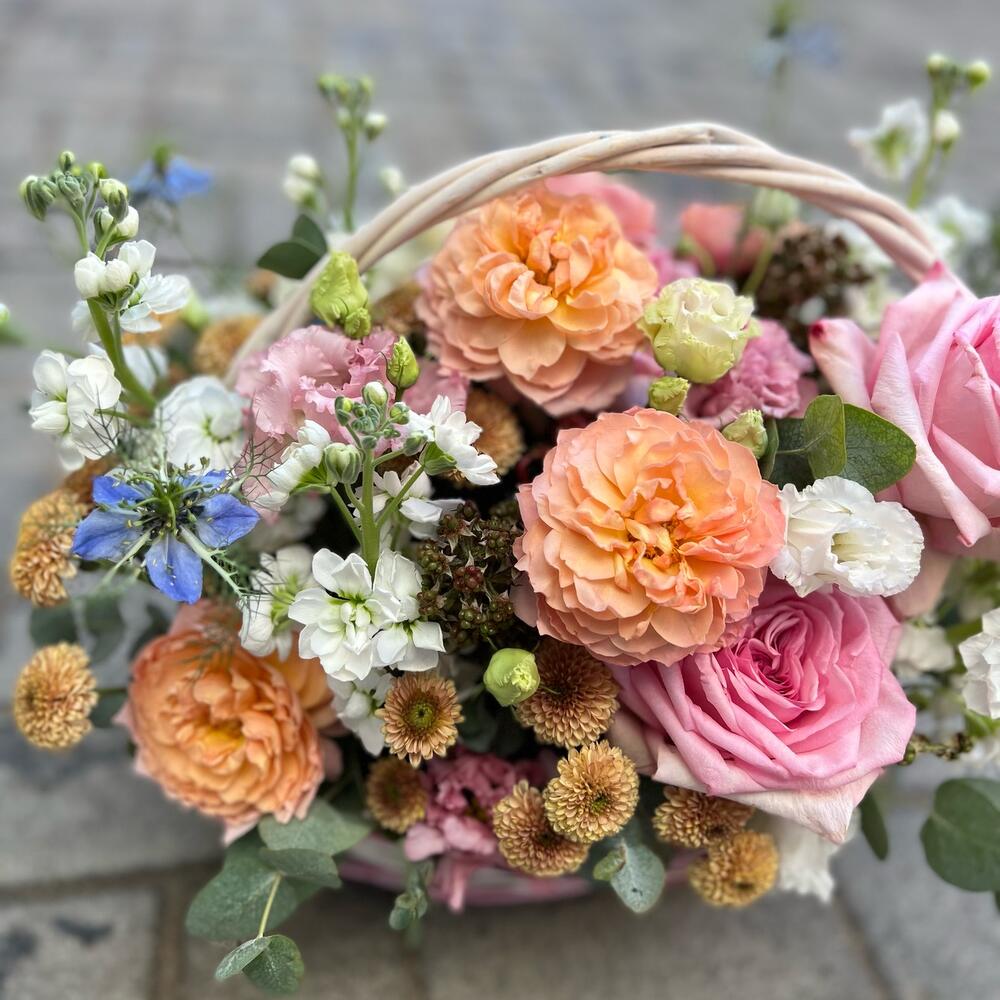 Садовая Корзина с пионовидными розами Садовая Корзина с пионовидными розами