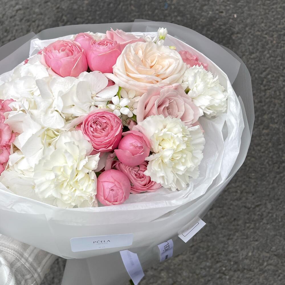 Сборный букет с гортензией и кустовой пионовидной розой Сборный букет с гортензией и кустовой пионовидной розой