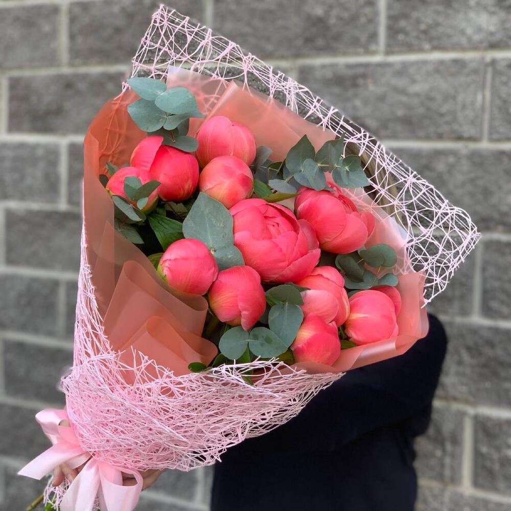 Пионы Коралл Шарм 11 шт с эвкалиптом Пионы Коралл Шарм 11 шт с эвкалиптом