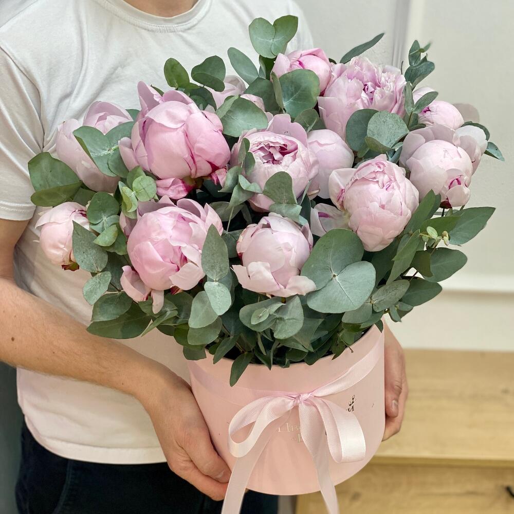 Розовые пионы в коробке с зеленью Розовые пионы в коробке с зеленью