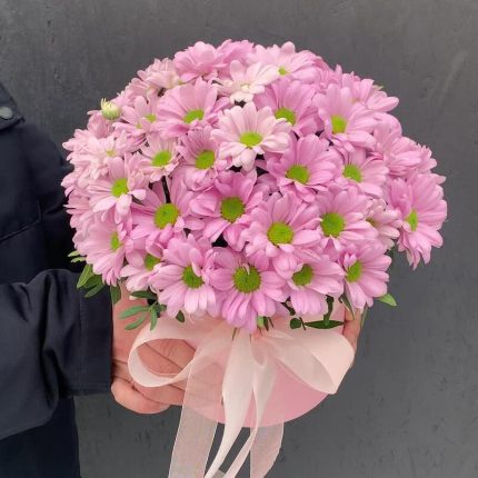 Шляпная коробка с розовой кустовой хризантемой «Окно в Париж»