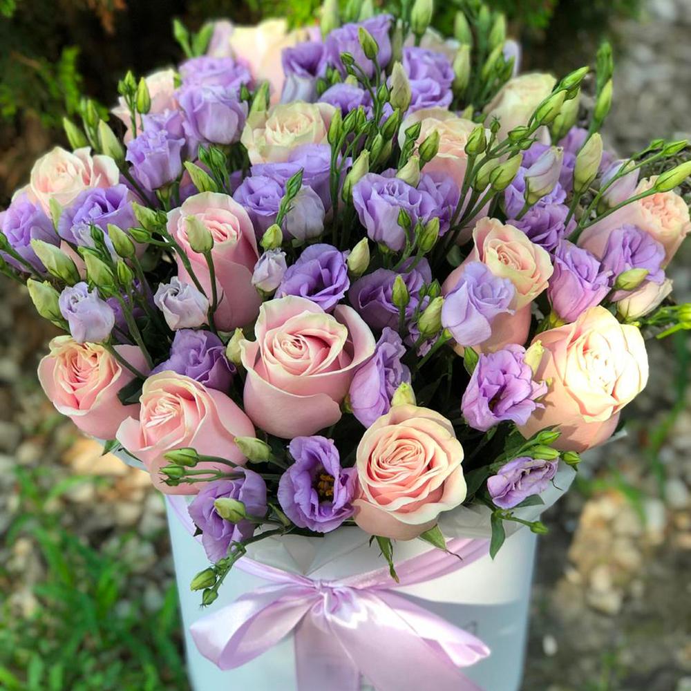 Нежные розы и Эустома в коробке 