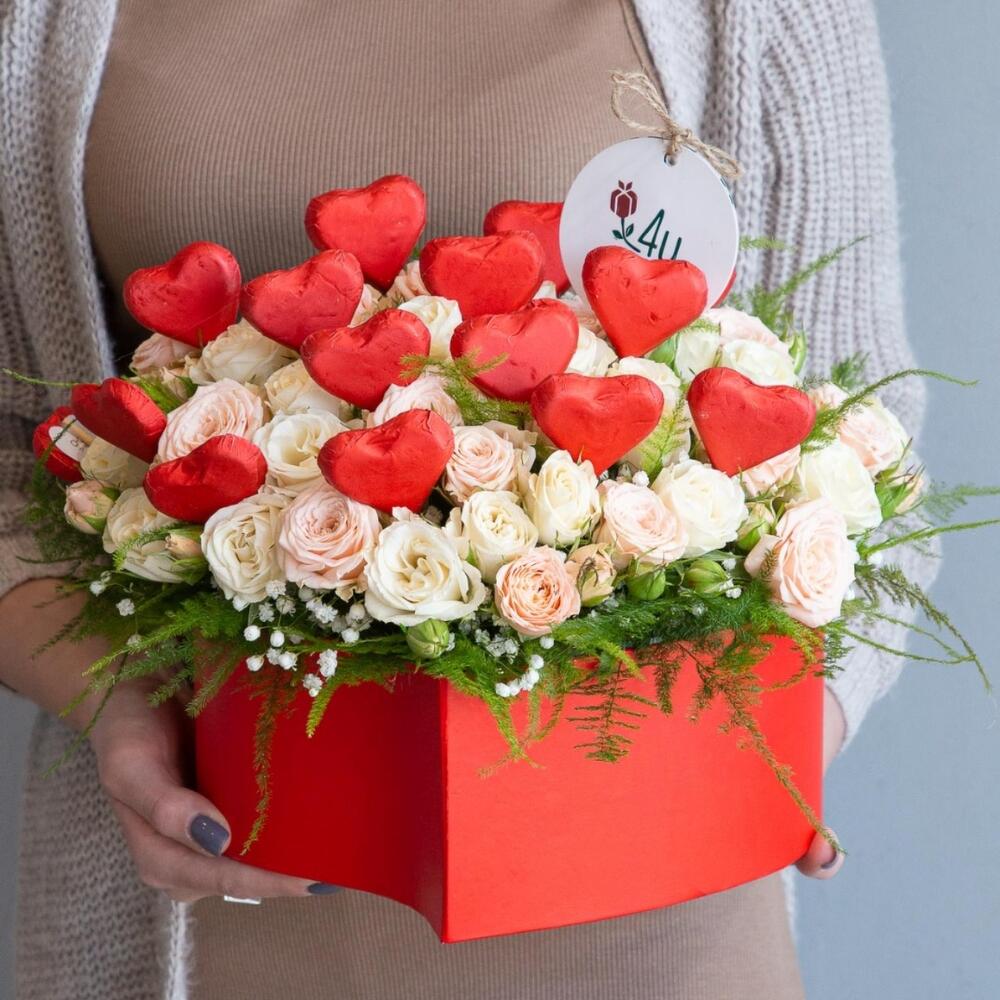 Композиция из кустовых роз, конфет