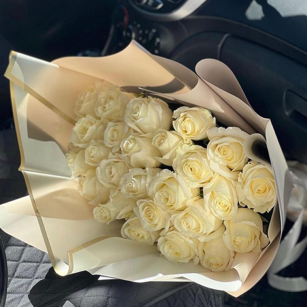 Высокая белая роза