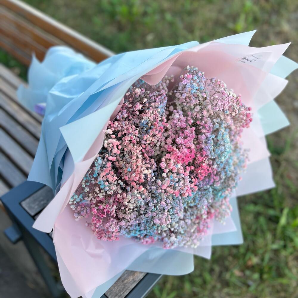 Букет из разноцветной гипсофилы