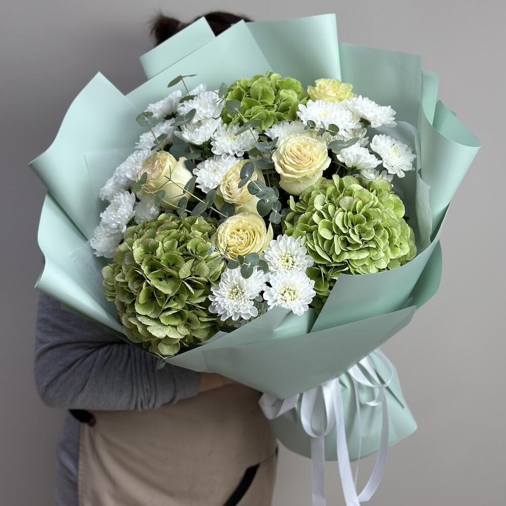 Букет гортензии с розами