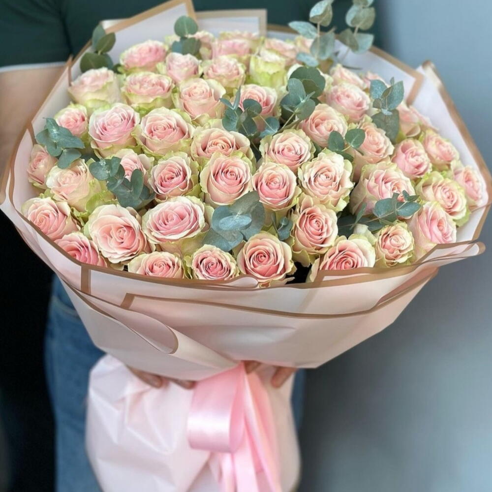 45 роз с эвкалиптом