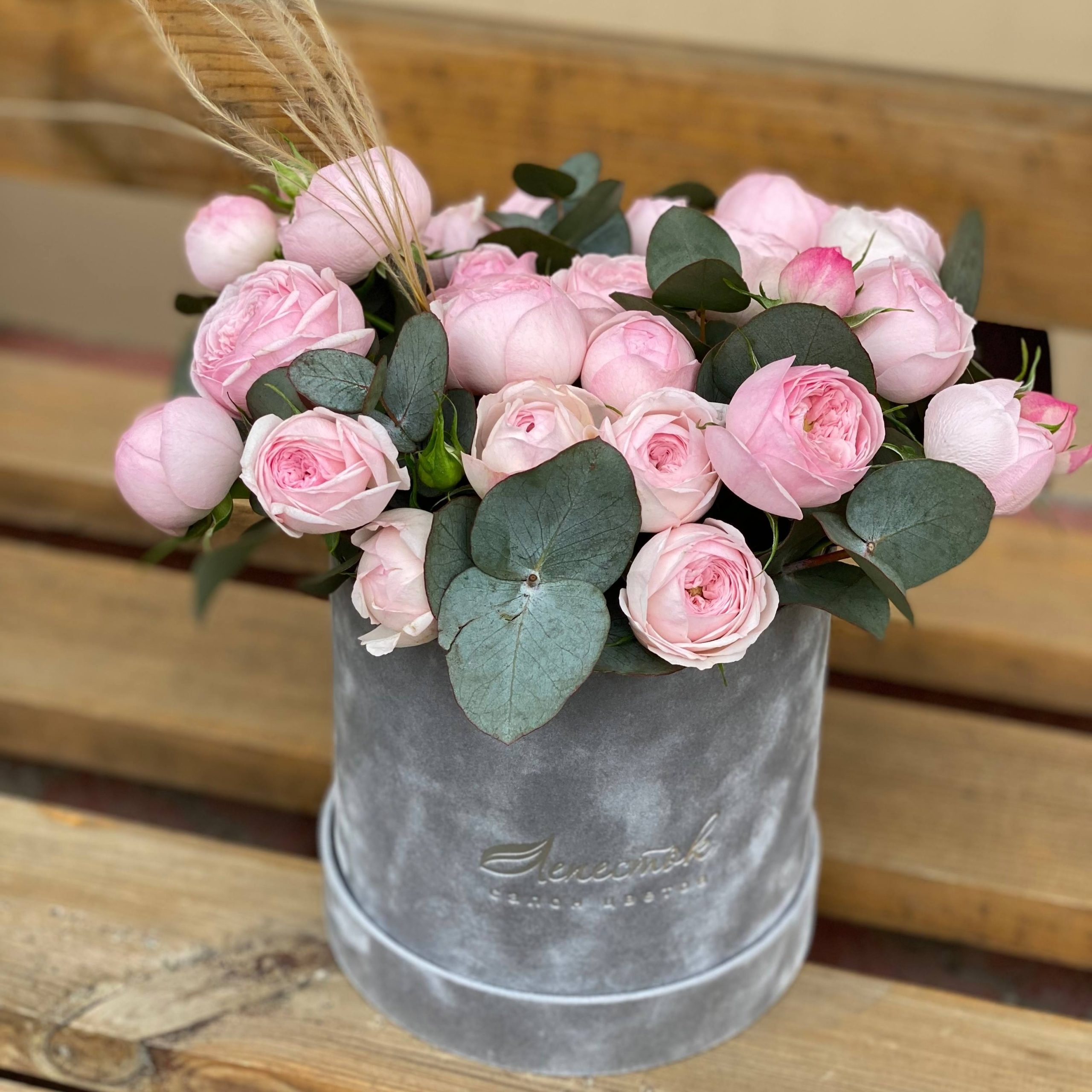 Бархатный цилиндр с пионовидной розой Мэнсфилд Парк