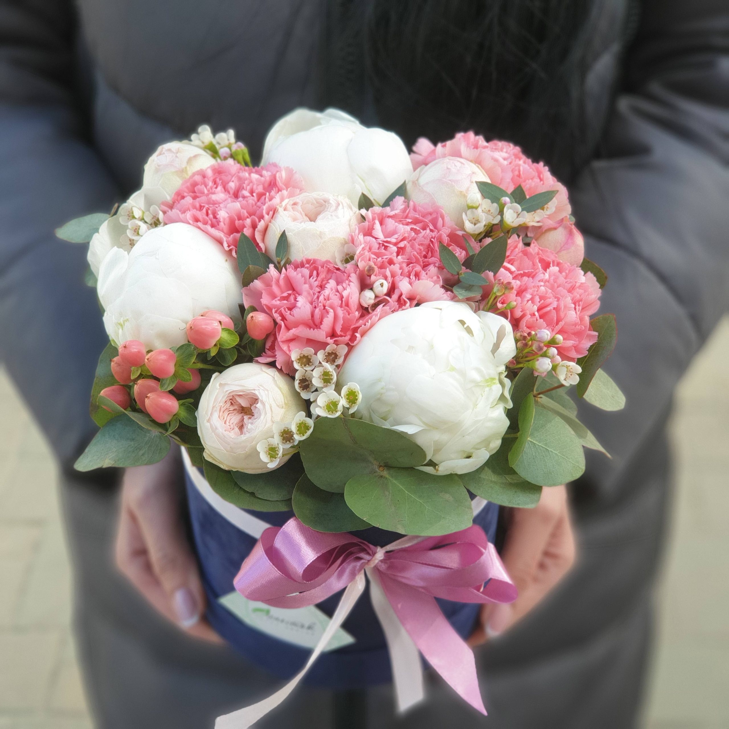 Пионы и гвоздика в бархатном цилиндре