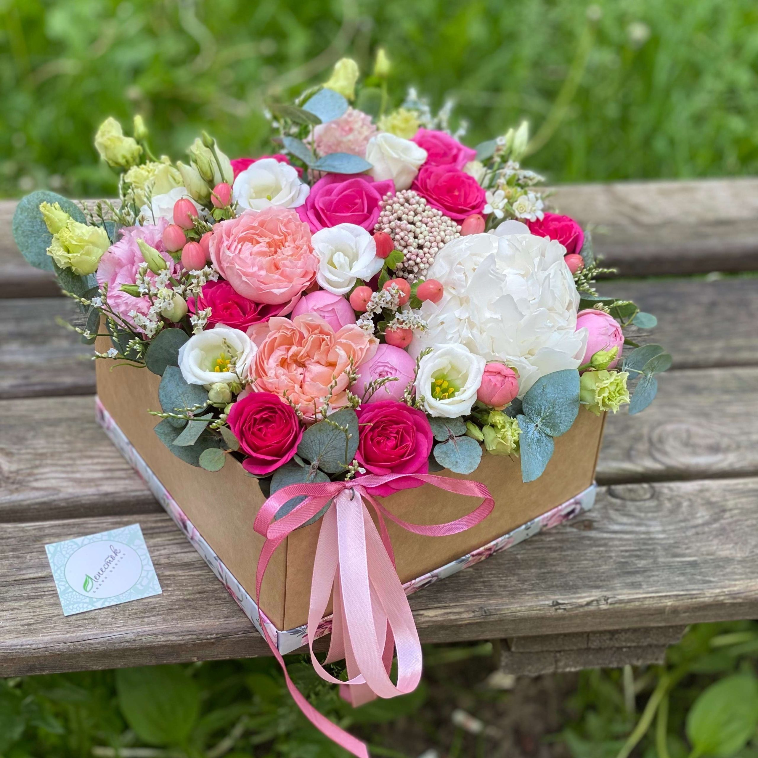 Гламурная коробочка из эустомы, пионовидных роз и пиона